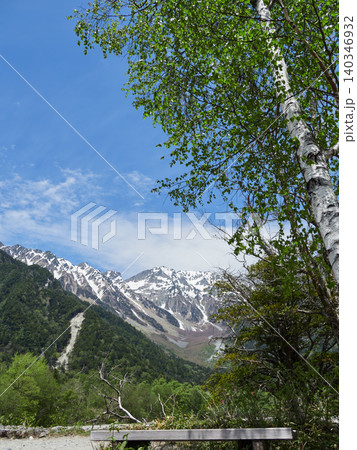 初夏の観光名所上高地の新緑の森と穂高連峰の雪景色 140346932