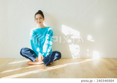 床に座ってくつろぐ若い女性　　　 140346984