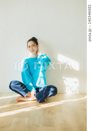 床に座ってくつろぐ若い女性 床に座ってくつろぐ若い女性 140346985