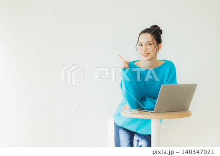 床に座ってくつろぐ若い女性 床に座ってくつろぐ若い女性 140347021