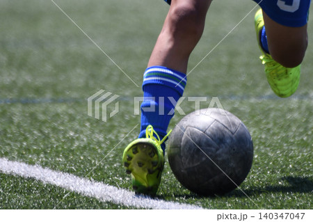ドリブルするサッカー選手 ドリブルするサッカー選手 140347047