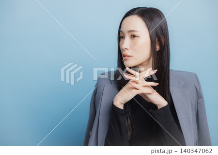 笑顔の若いビジネスウーマン 笑顔の若いビジネスウーマン 140347062