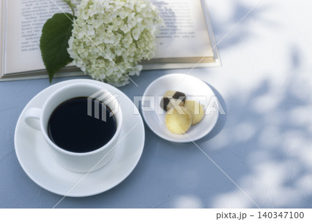 アナベルとコーヒーのある穏やかな読書時間 140347100