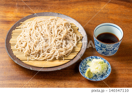 ざる蕎麦 つゆに浸して食べる冷たくてさっぱりとした日本の定番蕎麦 ざる蕎麦 つゆに浸して食べる冷たくてさっぱりとした日本の定番蕎麦 140347110