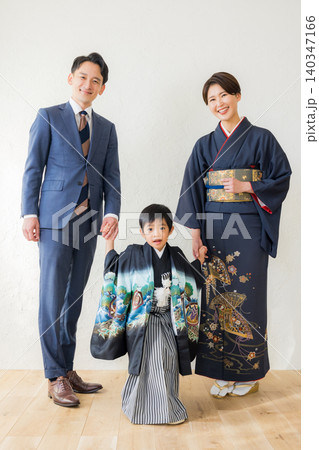 袴を着た男の子と両親 袴を着た男の子と両親 140347166