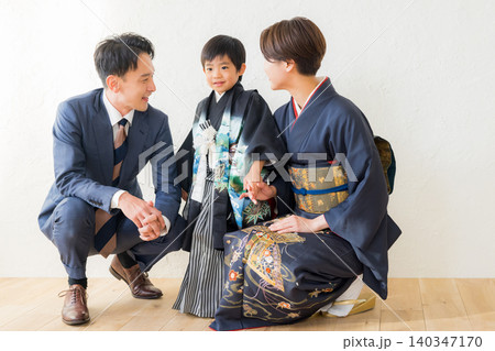 袴を着た男の子と両親 袴を着た男の子と両親 140347170