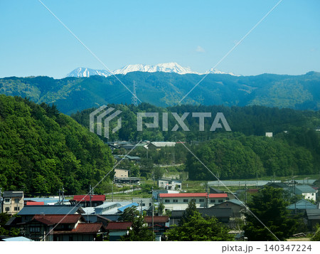 春の飛騨高山の田舎の農家の風景と雪化粧の北アルプス山脈の風景 140347224
