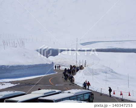 観光名所立山黒部アルペンルートの室堂山頂の雪の大谷にいるたくさんの観光客の姿 観光名所立山黒部アルペンルートの室堂山頂の雪の大谷にいるたくさんの観光客の姿 140347253
