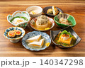 具だくさんで美味しそうなおでんの盛り合わせ 140347298