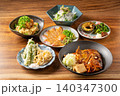 居酒屋のテーブルに並ぶ多彩な一品料理の盛り合わせ 140347300