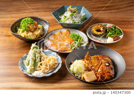 居酒屋のテーブルに並ぶ多彩な一品料理の盛り合わせ 居酒屋のテーブルに並ぶ多彩な一品料理の盛り合わせ 140347300