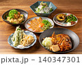 居酒屋のテーブルに並ぶ多彩な一品料理の盛り合わせ 140347301