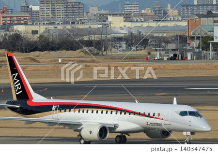 離陸する飛行機 (三菱 MRJ) 140347475