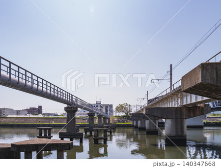 川をまたぐ鉄道橋と配管橋の構造物インフラ施設 川をまたぐ鉄道橋と配管橋の構造物インフラ施設 140347668