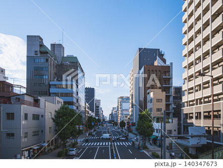 歩道橋から見下ろすオフィスビルとマンションが並ぶ都会の幹線道路 140347673
