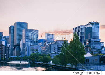 夕暮れ時の大阪中之島高層ビル群と堂島川の美しい都市風景 夕暮れ時の大阪中之島高層ビル群と堂島川の美しい都市風景 140347675
