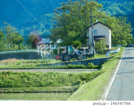 春の長野県の安曇野市の道路と沿線の美しい自然の風景 春の長野県の安曇野市の道路と沿線の美しい自然の風景 140347766