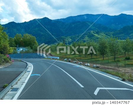 春の長野県の安曇野市の道路と沿線の美しい自然の風景 春の長野県の安曇野市の道路と沿線の美しい自然の風景 140347767
