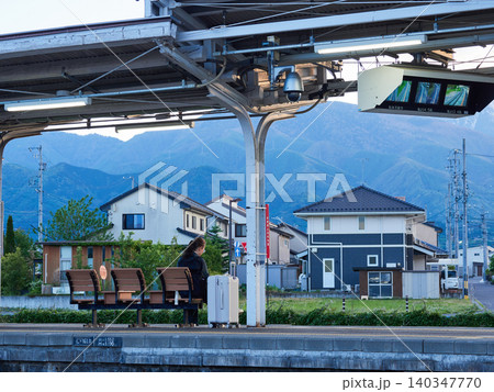 春の夕方の長野県穂高駅のホームで電車待ちの女性観光客の姿 春の夕方の長野県穂高駅のホームで電車待ちの女性観光客の姿 140347770