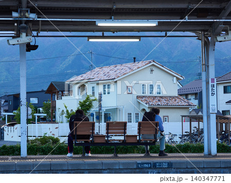 長野県の穂高駅のホームで電車待ちの人々の姿 140347771