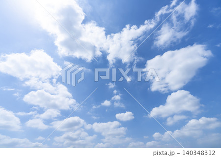 初夏の青空と雲 初夏の青空と雲 140348312