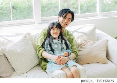 ソファでくつろぐ親子 ソファでくつろぐ親子 140348875