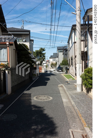 爽やかな晴天の日の光が差し込む、日本のクリーンな戸建て住宅街 140348900