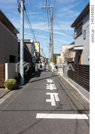 青空が広がる日本の閑静な一戸建て住宅街の路地 青空が広がる日本の閑静な一戸建て住宅街の路地 140348901