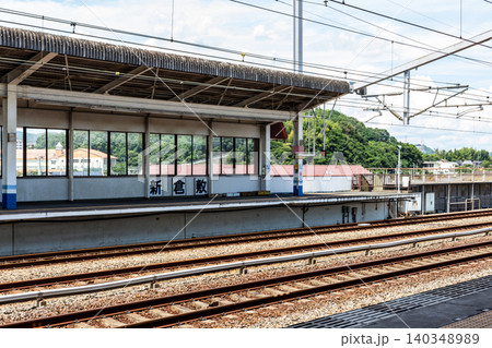 青空と新緑の山陽新幹線 新倉敷駅 ホームとレールの風景 夏 青空と新緑の山陽新幹線 新倉敷駅 ホームとレールの風景 夏 140348989