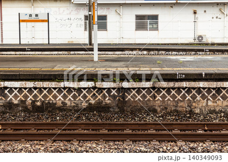 JR山陽本線 倉敷駅のホームと線路 なまこ壁のデザイン JR山陽本線 倉敷駅のホームと線路 なまこ壁のデザイン 140349093