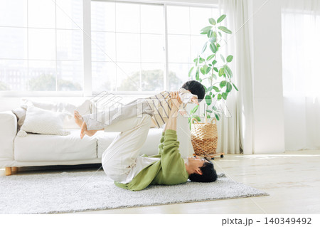 リビングで遊ぶ父親と息子 140349492