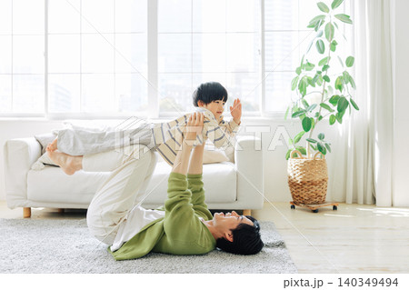 リビングで遊ぶ父親と息子 140349494