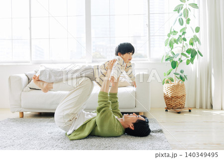 リビングで遊ぶ父親と息子 リビングで遊ぶ父親と息子 140349495