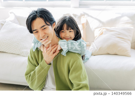 パパに抱きつく女の子 パパに抱きつく女の子 140349566