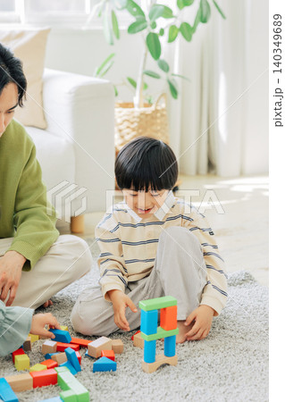 積み木で遊ぶ男の子 140349689