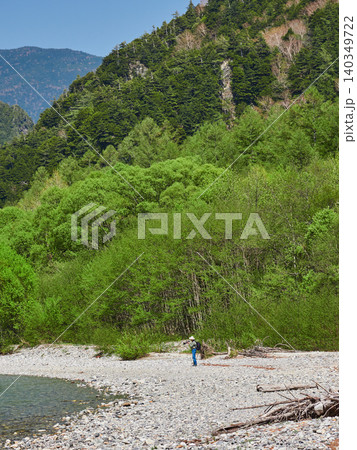 春の観光名所上高地の梓川と穂高連峰の風景を楽しむ観光客の姿 春の観光名所上高地の梓川と穂高連峰の風景を楽しむ観光客の姿 140349722