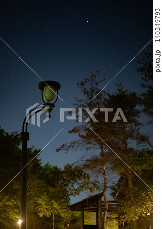 夜静かな公園の照明と星空の風景 140349793