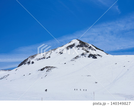 観光名所立山黒部アルペンルートの室堂山頂の雪景色と登山客の姿 観光名所立山黒部アルペンルートの室堂山頂の雪景色と登山客の姿 140349827