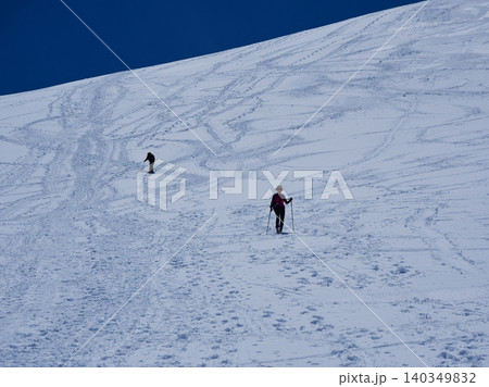 観光名所立山黒部アルペンルートの室堂山頂の雪景色と登山客の姿 観光名所立山黒部アルペンルートの室堂山頂の雪景色と登山客の姿 140349832