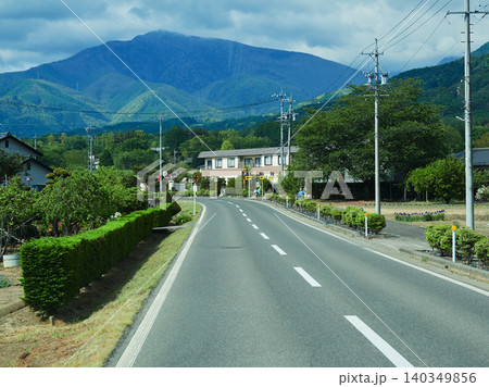 初夏の長野県の観光地安曇野市の町の風景 初夏の長野県の観光地安曇野市の町の風景 140349856