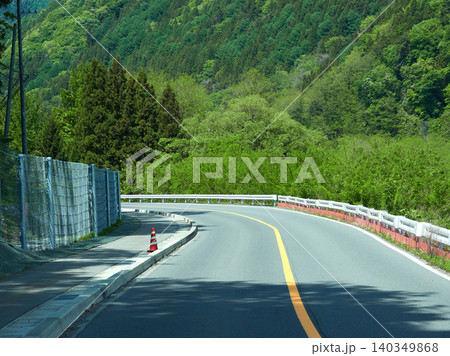 初夏の日本の長野県の田舎の道路の風景 初夏の日本の長野県の田舎の道路の風景 140349868
