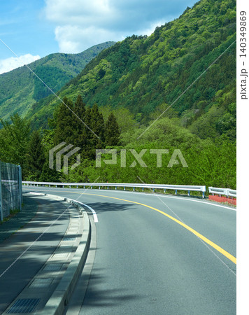 初夏の日本の長野県の田舎の道路の風景 140349869