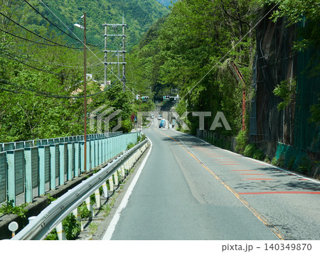 初夏の日本の長野県の田舎の道路の風景 初夏の日本の長野県の田舎の道路の風景 140349870