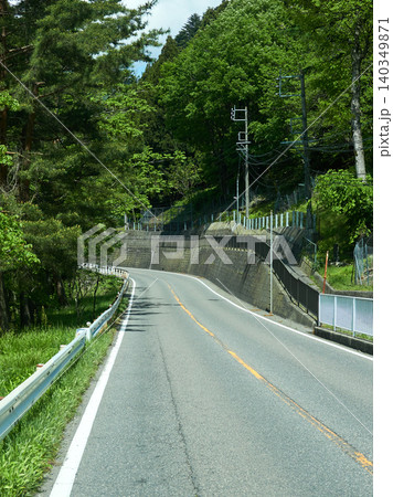 初夏の日本の長野県の田舎の道路の風景 初夏の日本の長野県の田舎の道路の風景 140349871