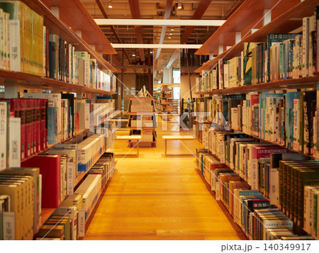 富山図書館の館内の本棚の風景 富山図書館の館内の本棚の風景 140349917