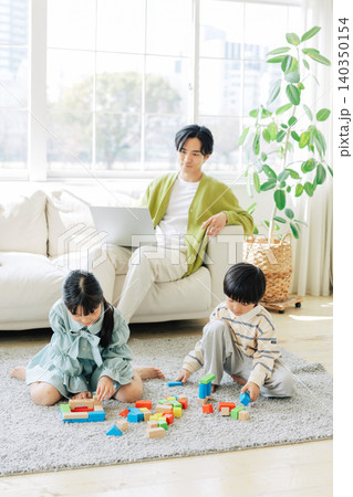 積み木で遊ぶ子供と見守るお父さん 140350154