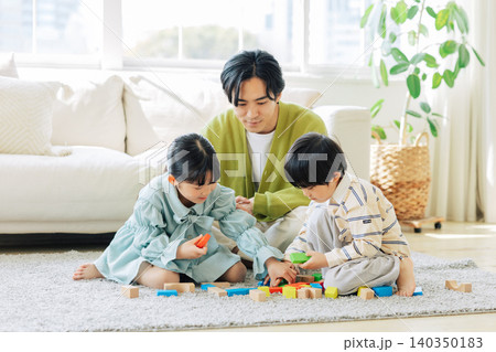 積み木で遊ぶ子供と見守るお父さん 積み木で遊ぶ子供と見守るお父さん 140350183
