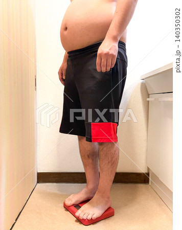 中年の肥満男性　ダイエット 140350302