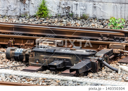 鉄道の地上設備 電気転轍機と線路(クローズアップ・斜めアングル) 鉄道の地上設備 電気転轍機と線路(クローズアップ・斜めアングル) 140350304