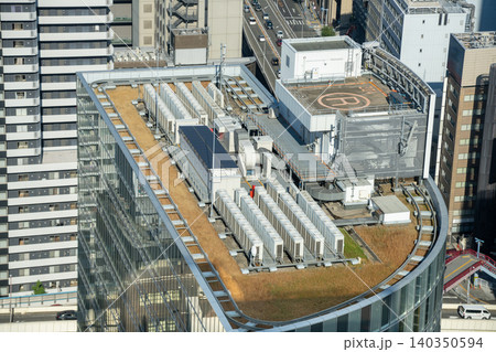 高層ビルの屋上の空調装置とソーラーパネルと緊急救助用スペース 140350594